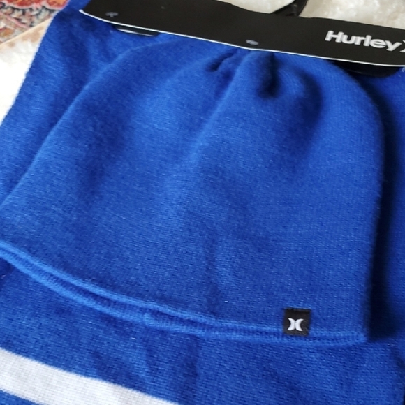 Hurley Royal Blue and White Knit Set Beanie And Scarf Nwt - Picture 4 of 10